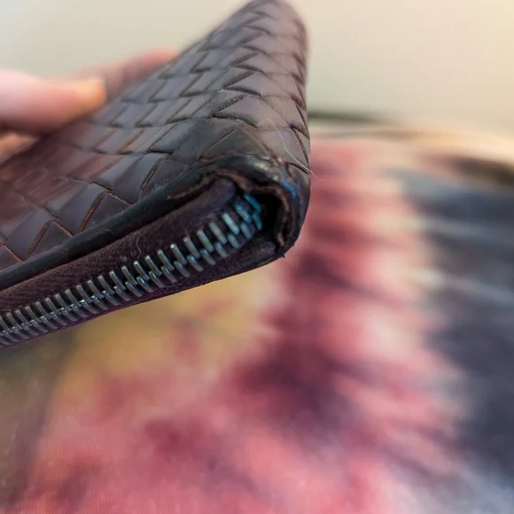VGUC Bottega Veneta Zip Bifold Wallet in Merlot